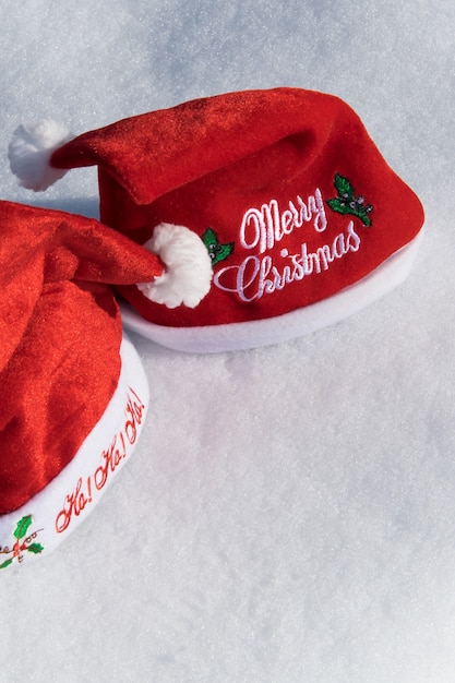 Dwa świąteczne czerwone kapelusze na koncepcji obchodów święta białego śniegu