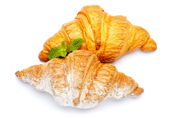 Dwa świeżego croissants na białym tle