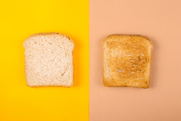 Dwa tosty zróżnicowanego chleba na żółtym i brązowym tle