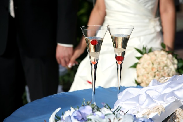 Dwa zdobione kieliszki do szampana weselnego