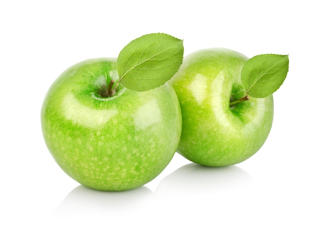 Dwa zielone jabłka z liśćmi na białym tle