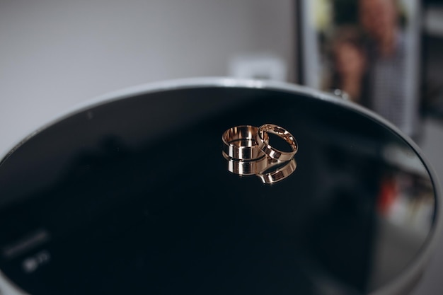 Dwa złote obrączki ślubne Widok przeznaczone do walki radioelektronicznej białych złotych obrączek ślubnych w pudełku