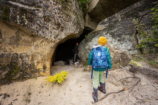 Dwaj bracia noszą plecaki odkrywają jaskinie wapienne w górach w Podkaminie na Ukrainie