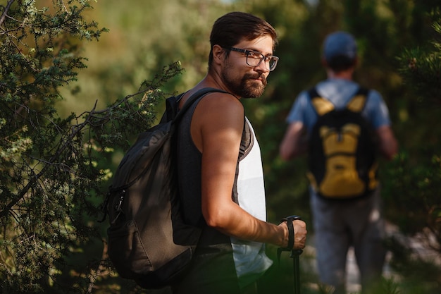 Dwaj mężczyźni wędrowcy chodzą na trekking w górach Trekking w górach Wzgórza i wierzchowce w turystyce sportowej