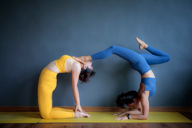 Dwie azjatyckie kobiety robi joga na podłodze