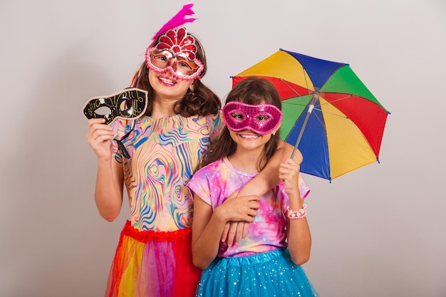 Dwie brazylijskie dziewczynki ubrane w strój karnawałowy z akcesoriami karnawałowymi