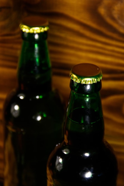 Dwie butelki piwa na drewnianym stole