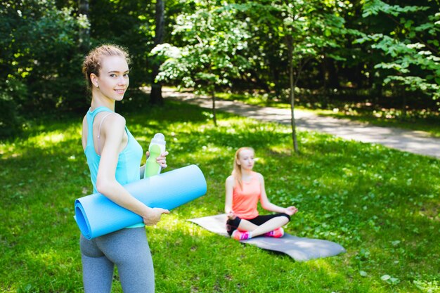 Dwie dziewczyny fitness w parku.