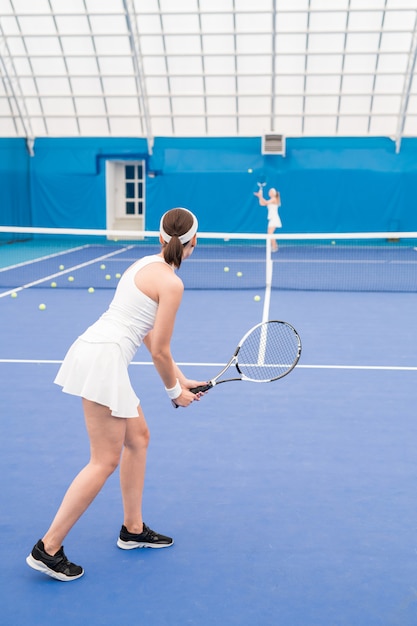 Dwie dziewczyny grają w tenisa