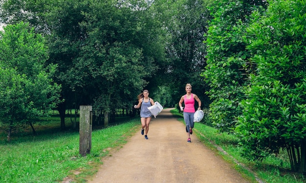 Dwie dziewczyny robią plogging