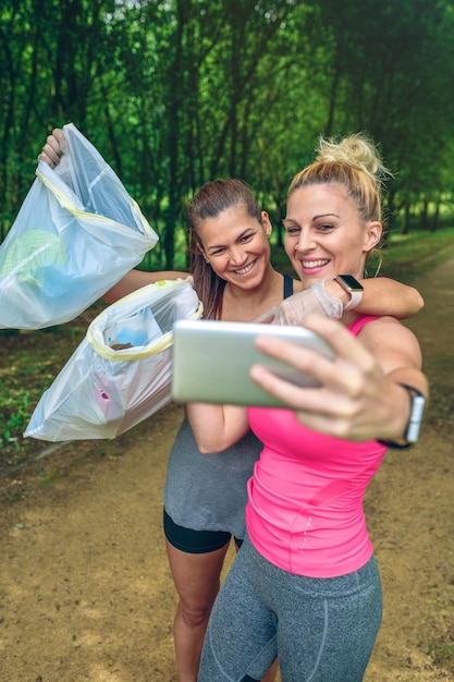 Dwie dziewczyny robią sobie selfie po plogowaniu