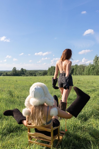 Dwie dziewczyny w polu z butami owczymi