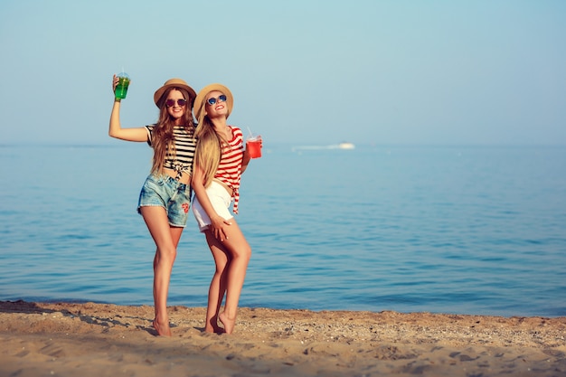 Dwie europejskie dziewczyny bawią się latem na plaży
