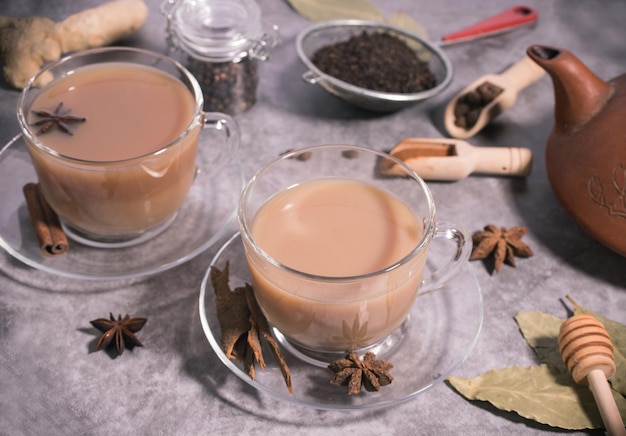 Dwie filiżanki indyjskiej herbaty masala tea. Herbata z mlekiem i przyprawami. Orientacja pozioma