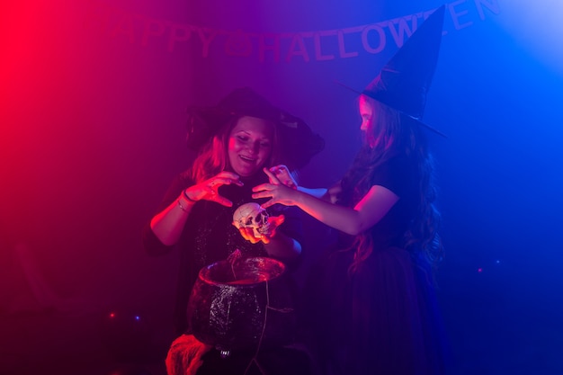 Dwie Halloweenowe Czarownice Robiące Magię W Halloweenowych Nocnych Magicznych świętach I Mistycznej Koncepcji