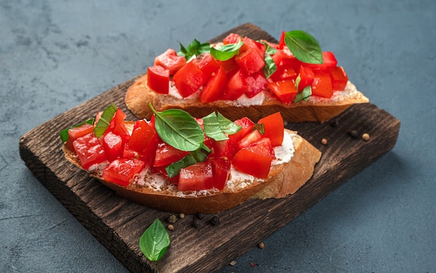 Dwie kanapki z pomidorami i fetą na smażonym grzance. Włoska bruschetta. Zbliżenie.