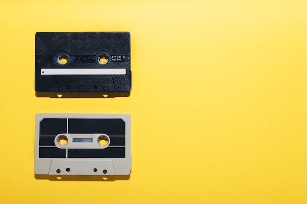Dwie kasety magnetofonowe na białym tle na żółtym tle Kopiowanie miejsca