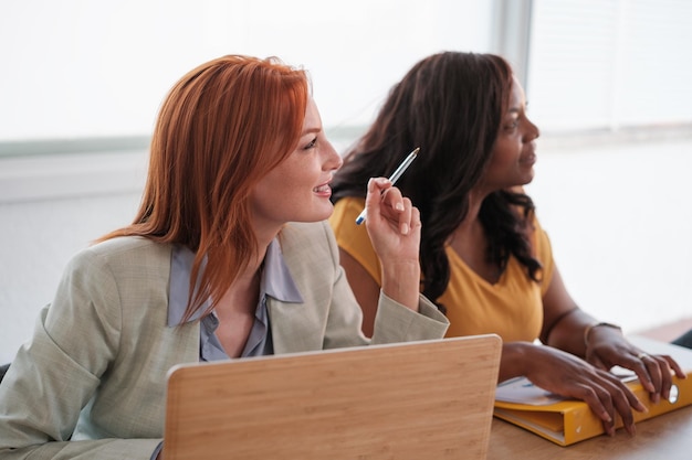 Dwie kobiety biznesmenki uważnie obserwują spotkanie zespołowe Koncepcja przedsiębiorczości biznesowej