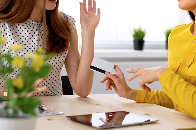 Zdjęcie dwie kobiety biznesu lub przyjaciele rozmawiają i używają komputera typu tablet.