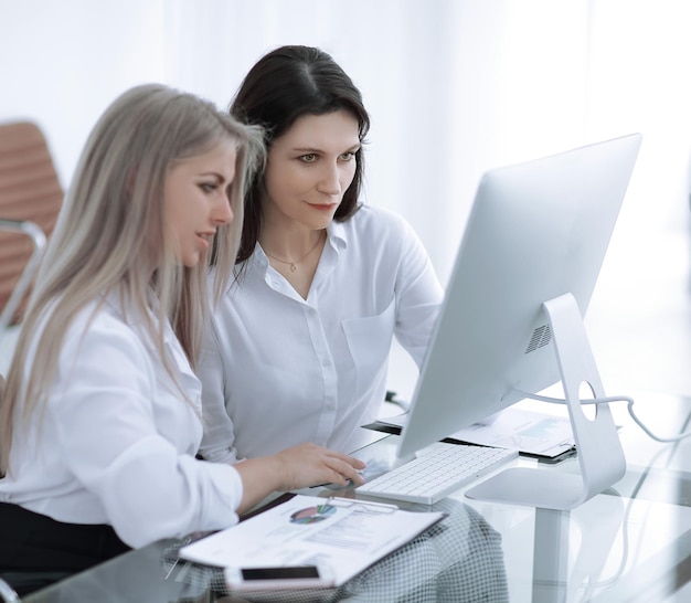 Zdjęcie dwie kobiety biznesu robiące raport finansowy w biurze