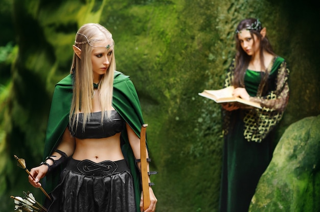 Dwie kobiety elfy spaceru w lesie