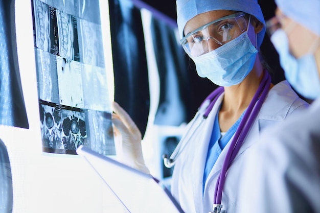 Dwie kobiety lekarze medycyny patrząc na zdjęcia rentgenowskie w szpitalu.