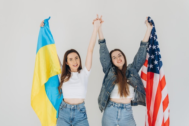 Dwie kobiety z flagą Ukrainy i USA