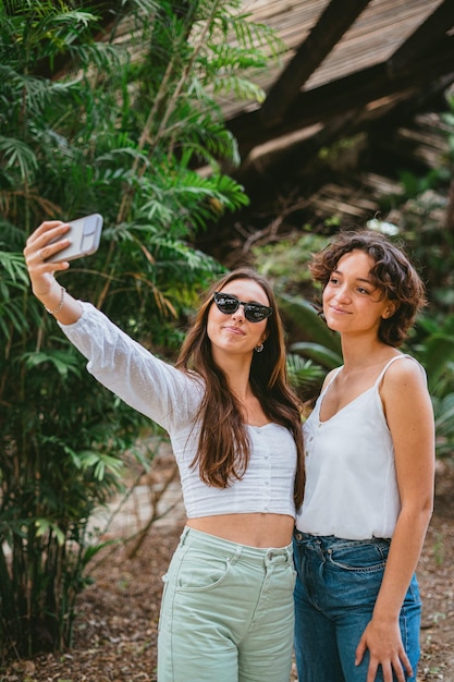 Dwie Koleżanki Robią Sobie Selfie