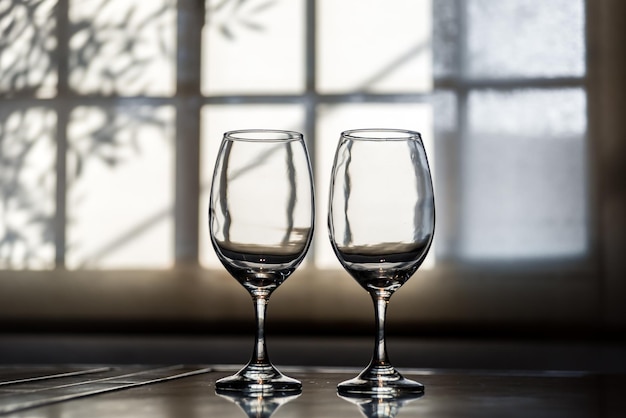 Dwie kryształowe kieliszki wina elegancji dzielące posiłek