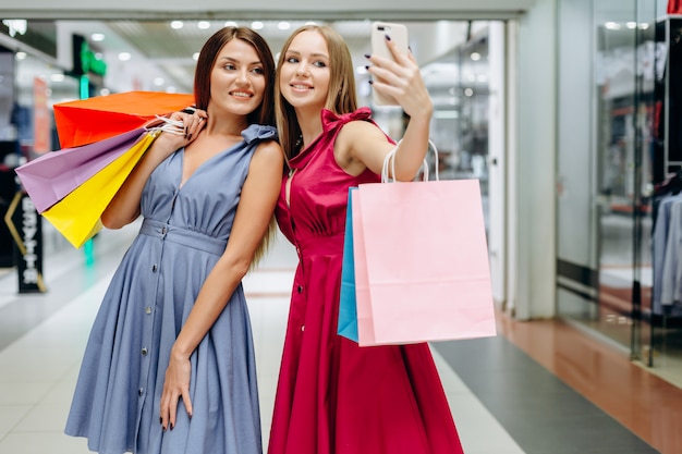 Dwie ładne Dziewczyny Robią Selfie Po Zakupach W Centrum Handlowym