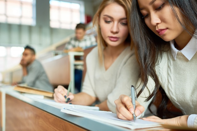 Dwie ładne młode dziewczyny w college'u