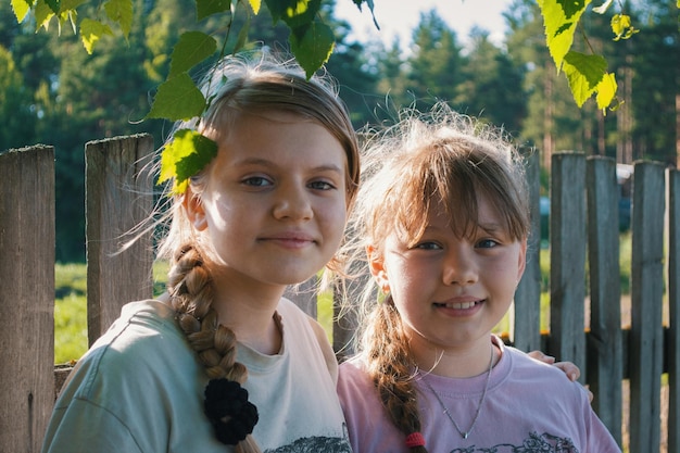 Dwie ładne nastolatki przyjaciółki w parku - lato na świeżym powietrzu, zdjęcia teleobiektywem