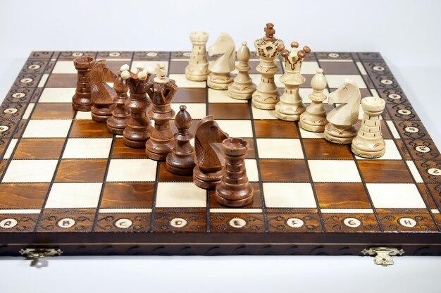 Dwie linie szachistów na szachownicy