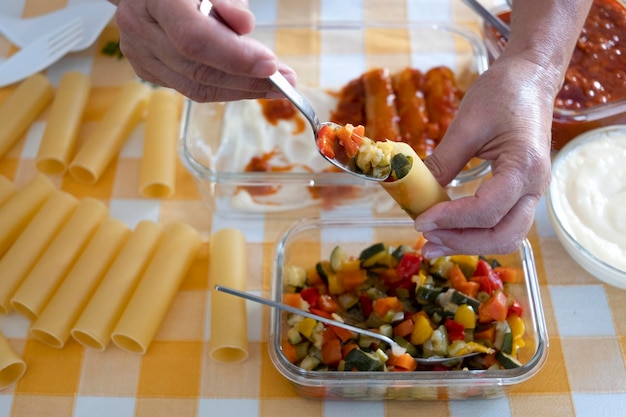 Dwie Ludzkie Ręce Przygotowują Cannelloni Z Warzywami I Sosem Mięsnym Makaron W Kształcie Walca Włoski Przepis Gotowy Do Przyrządzenia