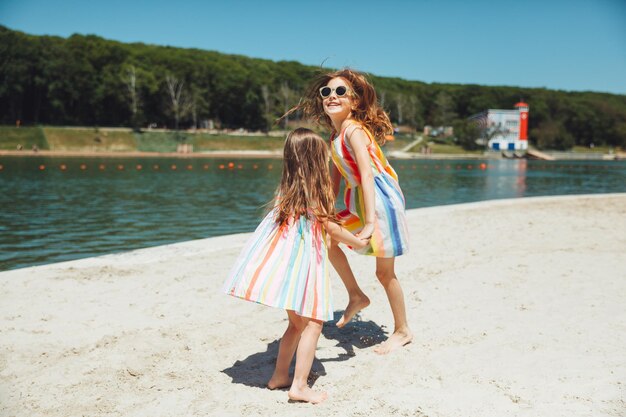 Dwie małe dziewczynki bawią się na miejskiej plaży codzienne życie dzieci z zespołem Downa