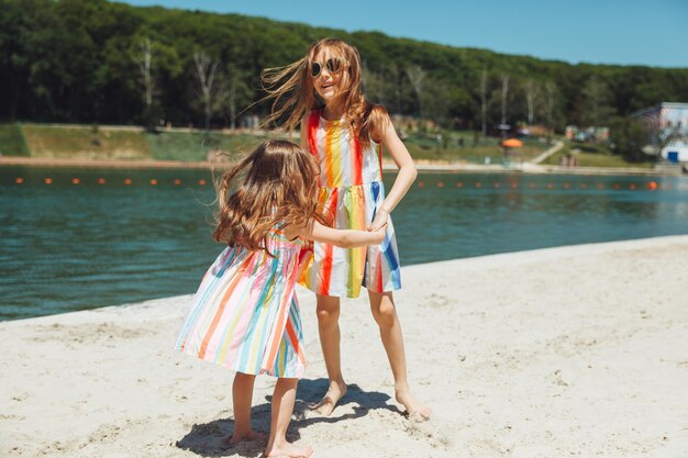 Dwie małe dziewczynki bawią się na miejskiej plaży codzienne życie dzieci z zespołem Downa