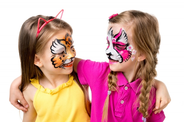 Dwie małe dziewczynki z pomalowanymi twarzami