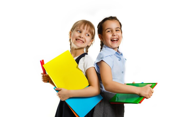 Zdjęcie dwie małe uczennice. edukacja, moda, koncepcja przyjaźni.
