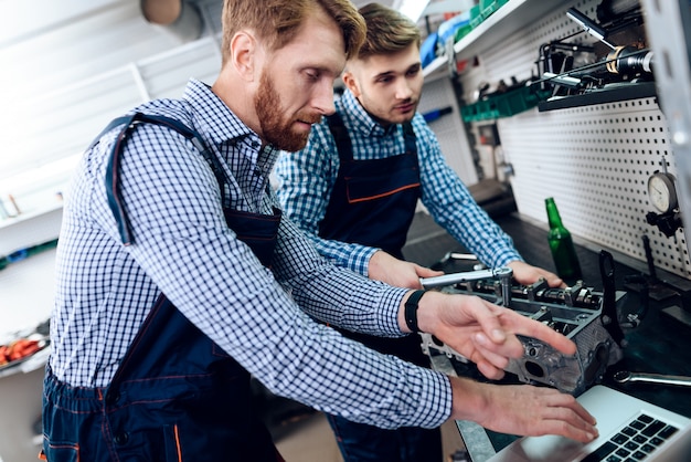 Dwie mechaniki samochodowe współpracują ze sobą w garażu.