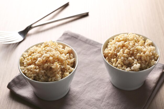 Dwie miski brązowego ryżu na serwetce