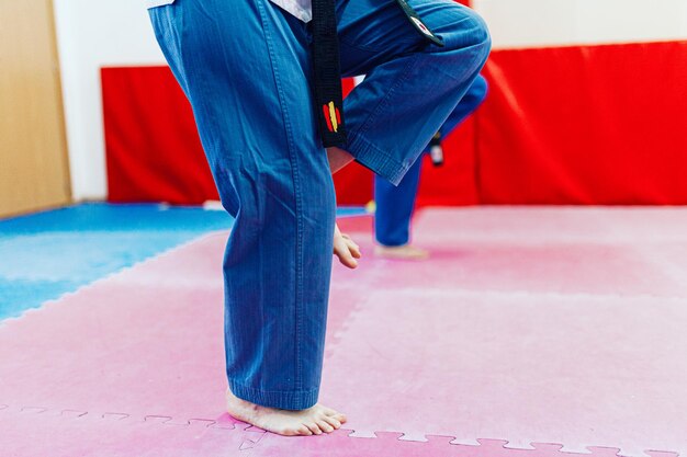 Dwie Młode Kobiety ćwiczą Taekwondo W Ośrodku Szkoleniowym