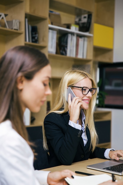 Zdjęcie dwie młode kobiety pracujące w biurze