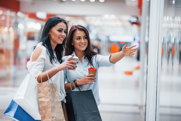 Dwie młode kobiety spędzają razem dzień zakupów w supermarkecie.