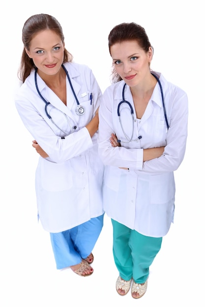 Dwie młode lekarki stojące w szpitalu