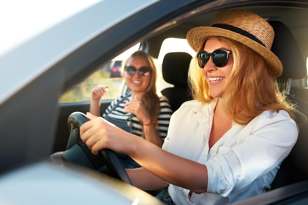 Dwie Młode Wesołe Uśmiechnięte Kobiety W Samochodzie Na Wakacyjną Wycieczkę Nad Morze Plaża Dziewczyna W Okularach Jazdy