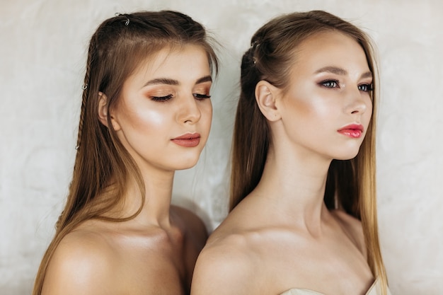 Dwie modelki z pięknym makijażem pozowanie w stylu uroda moda.