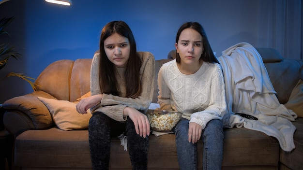 Zdjęcie dwie nastolatki denerwują się i denerwują po nocnej przegranej meczu sportowego w telewizji