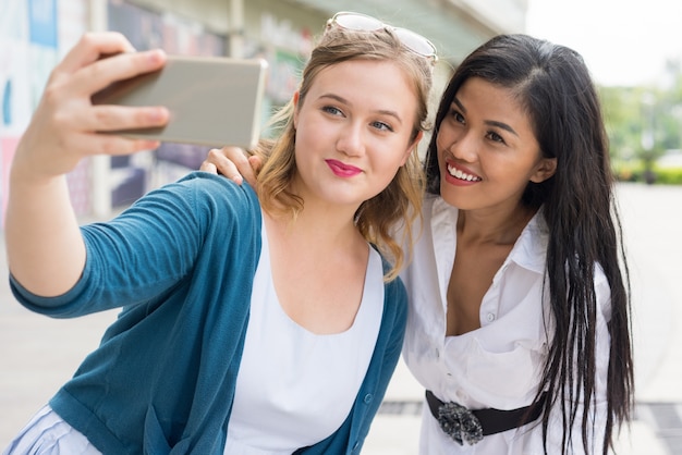 Dwie piękne kobiety różnorodne, co Selfie zdjęcie