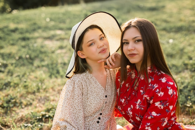 Dwie Piękne Młode Dziewczyny W Letnim Parku Na Trawie