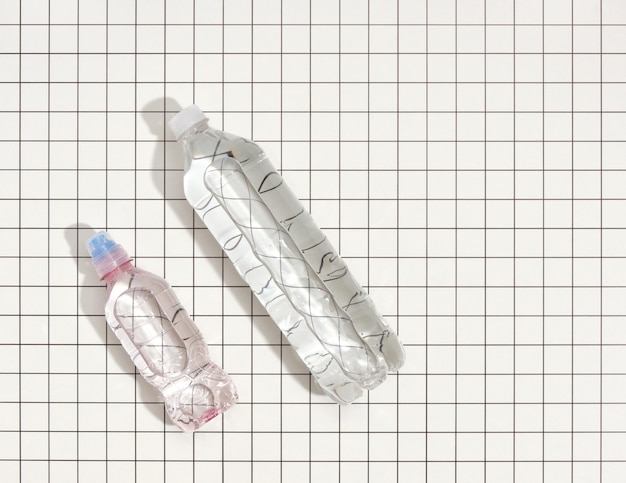 Dwie plastikowe butelki czystej wody pitnej Widok z góry miejsce na tekst Słodka woda dla potrzebujących pomocy